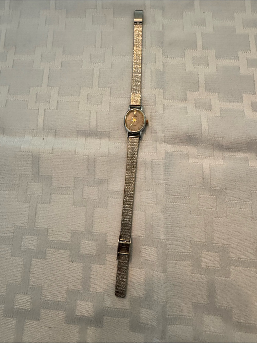 Vintage 80s-90s Classic Women's Silver Toned Mesh Strap Watch - Unbranded